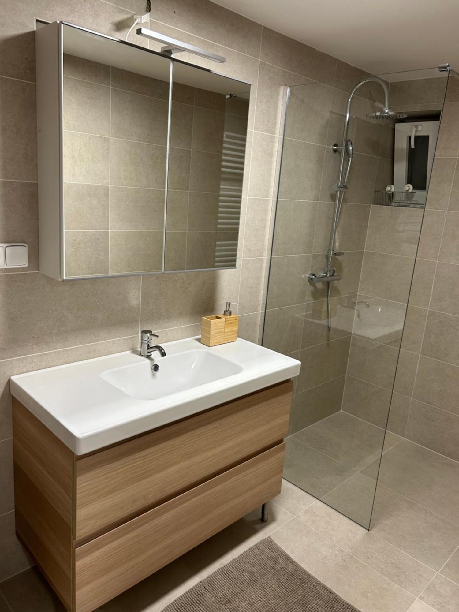 Red Travel Apartment ดวูร์กราโลเว นัด ลาเบม ภายนอก รูปภาพ